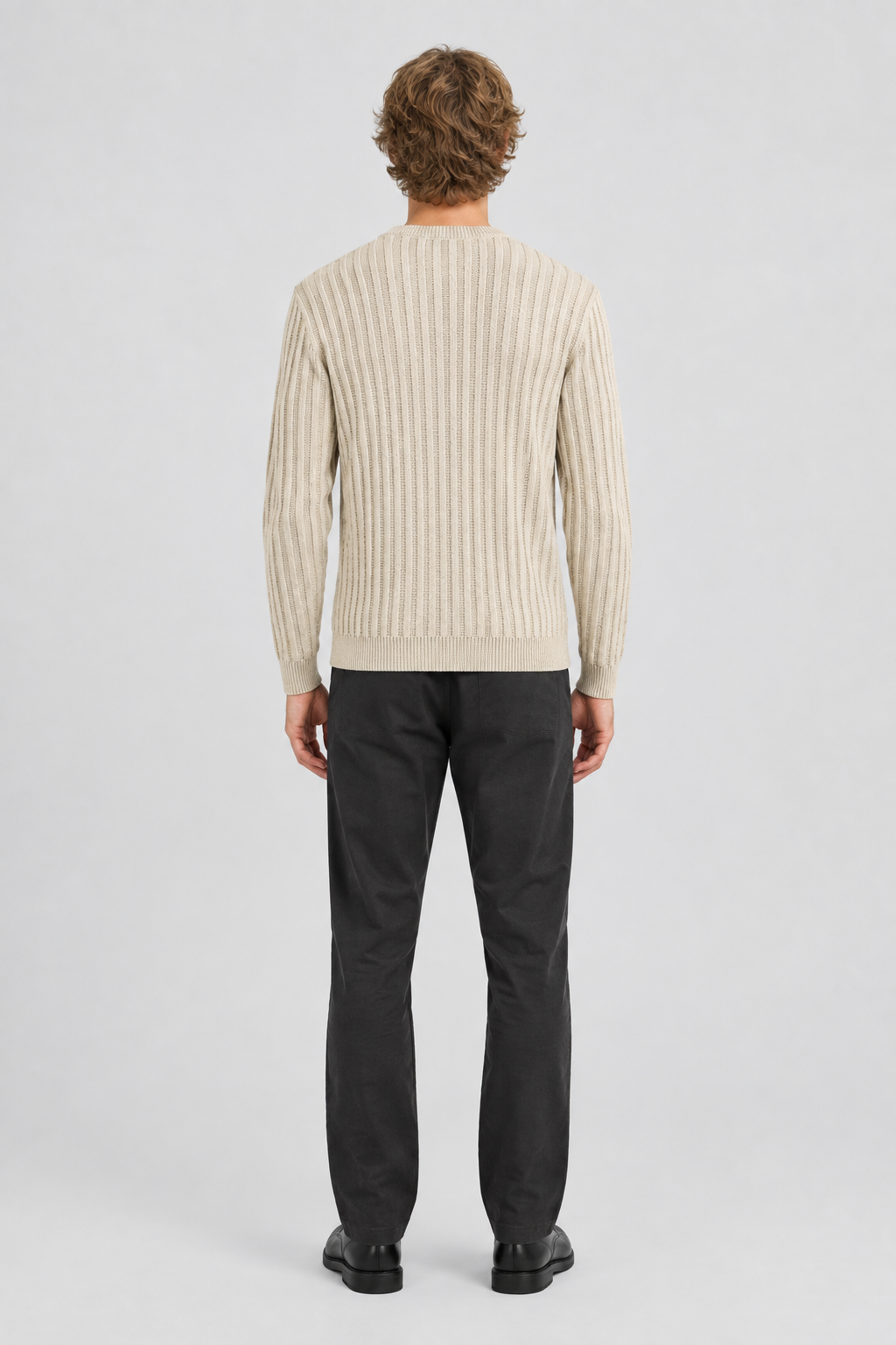 Mannelijk model met de lichtbeige Only & Sons Trui Brant Regular Fit, volledig van achteren gefotografeerd
