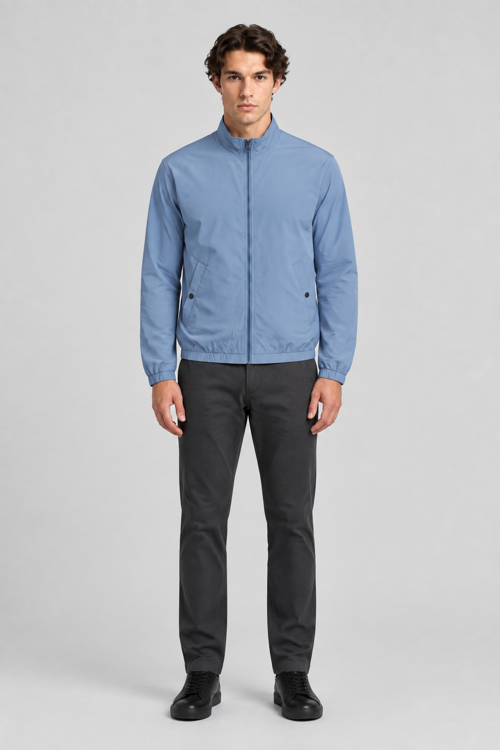 Mannelijk model met de lichtblauwe Burton Harrington Jas met Opstaande Kraag, volledig van voren gefotografeerd