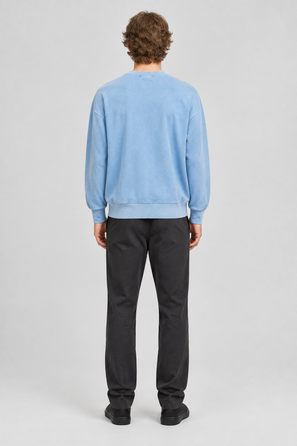Mannelijk model met de lichtblauwe Gap Sweater Overdye, volledig van achteren gefotografeerd