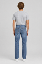 Mannelijk model met de lichtblauwe Jack & Jones Jeans Chris Original, volledig van achteren gefotografeerd