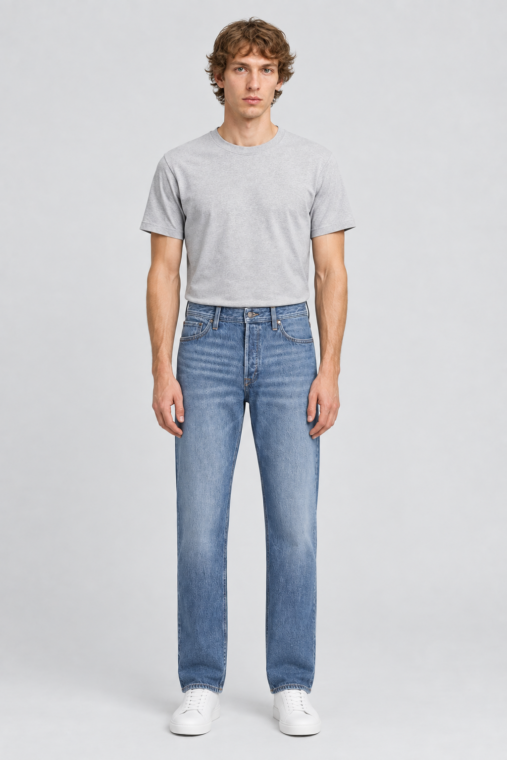 Mannelijk model met de lichtblauwe Jack & Jones Jeans Chris Original, volledig van voren gefotografeerd