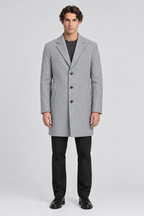 Mannelijk model met de lichtgrijze Jack & Jones Wollen Mantel Harrison met revers en drie knopen, volledig van voren gefotografeerd