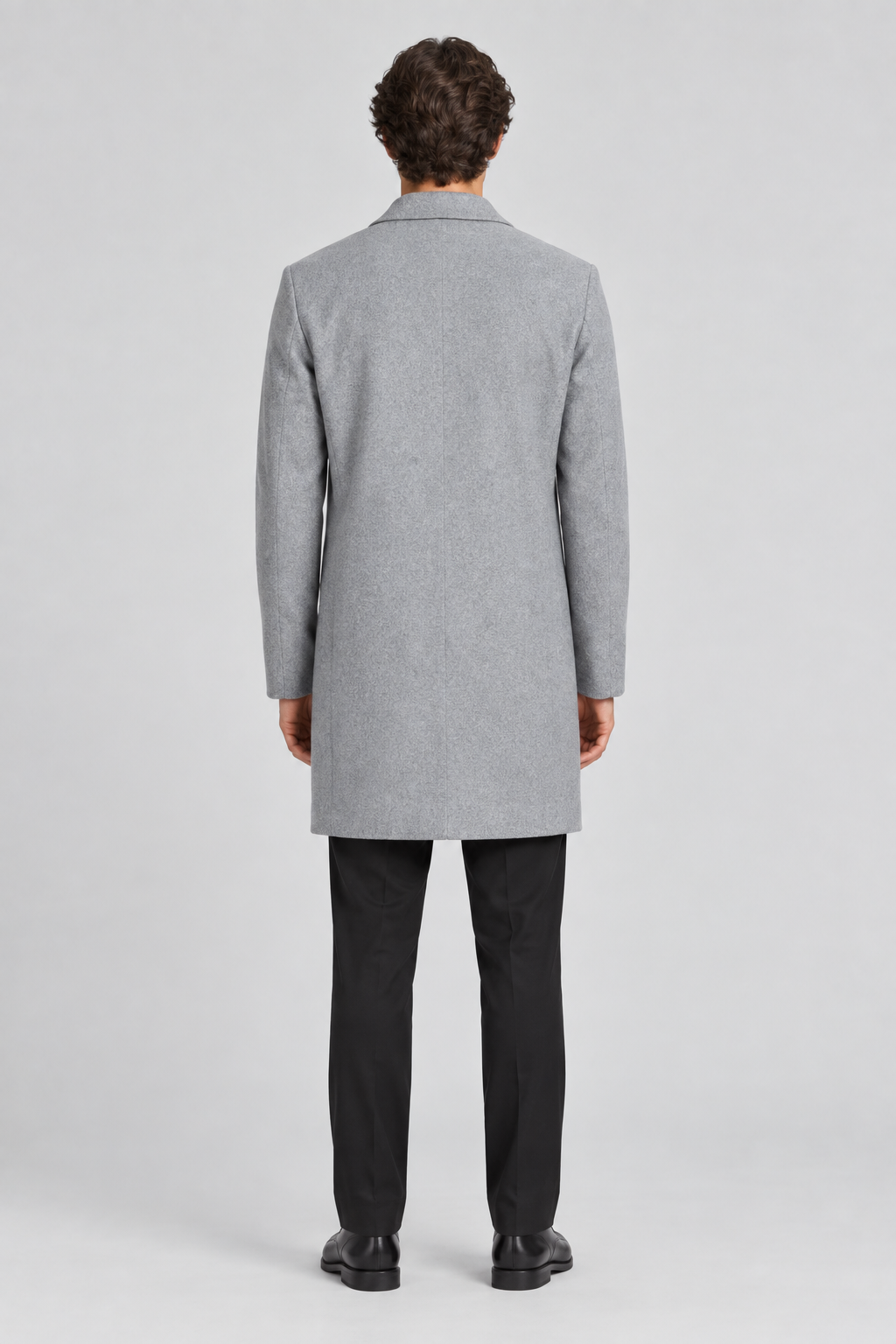 Mannelijk model met de lichtgrijze Jack & Jones Wollen Mantel Harrison, volledig van achteren gefotografeerd