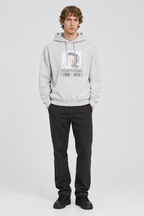 Mannelijk model met de lichtgrijze Only & Sons Hoodie Tentacion Relaxed Fit met XXXTENTACION-print, volledig van voren gefotografeerd