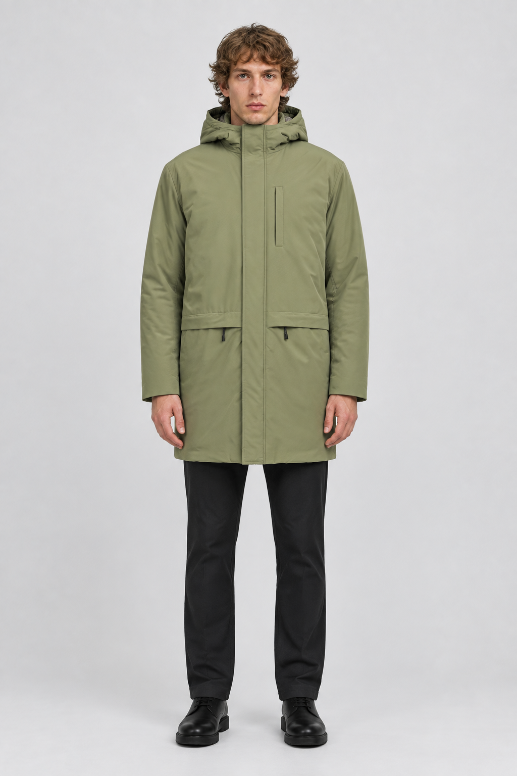 Mannelijk model met de lichtolijfgroene Blend Parka Ferdinan met capuchon, volledig van voren gefotografeerd
