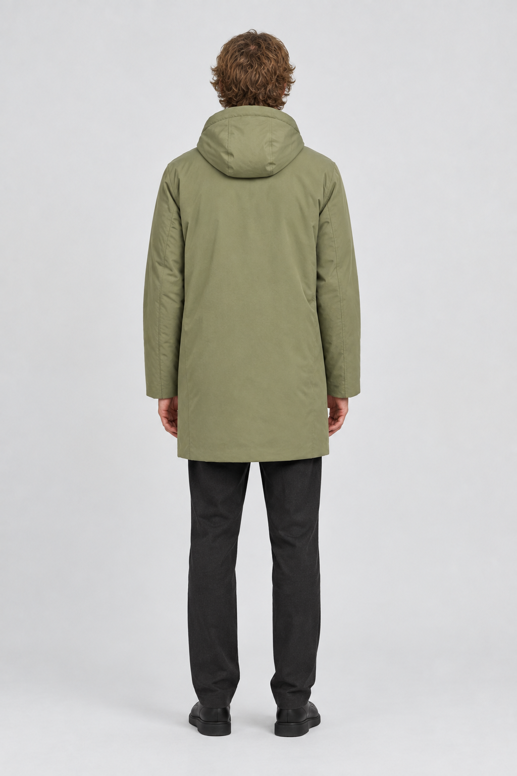 Mannelijk model met de lichtolijfgroene Blend Parka Ferdinan, volledig van achteren gefotografeerd