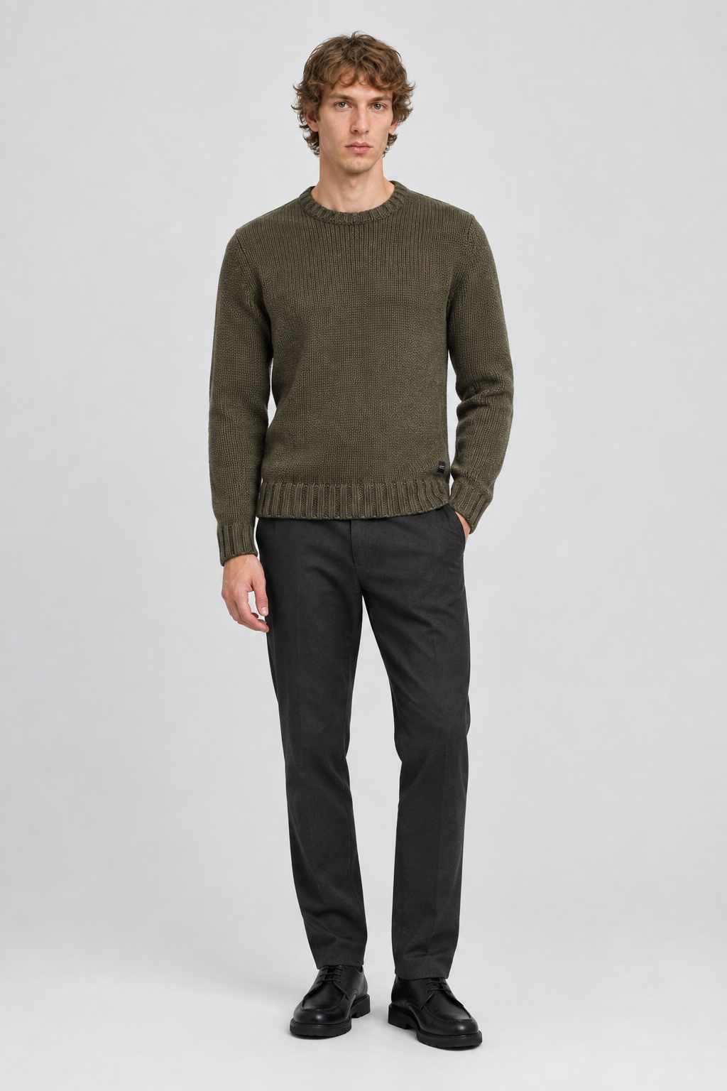 Mannelijk model met de olijfgroene Blend Pullover Dillon met ronde hals, volledig van voren gefotografeerd