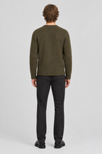 Mannelijk model met de olijfgroene Blend Pullover Dillon, volledig van achteren gefotografeerd