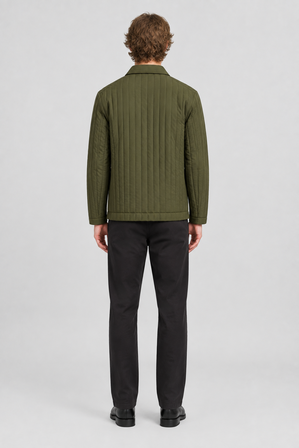 Mannelijk model met de olijfgroene Dan Fox Apparel Jas Edward, volledig van achteren gefotografeerd