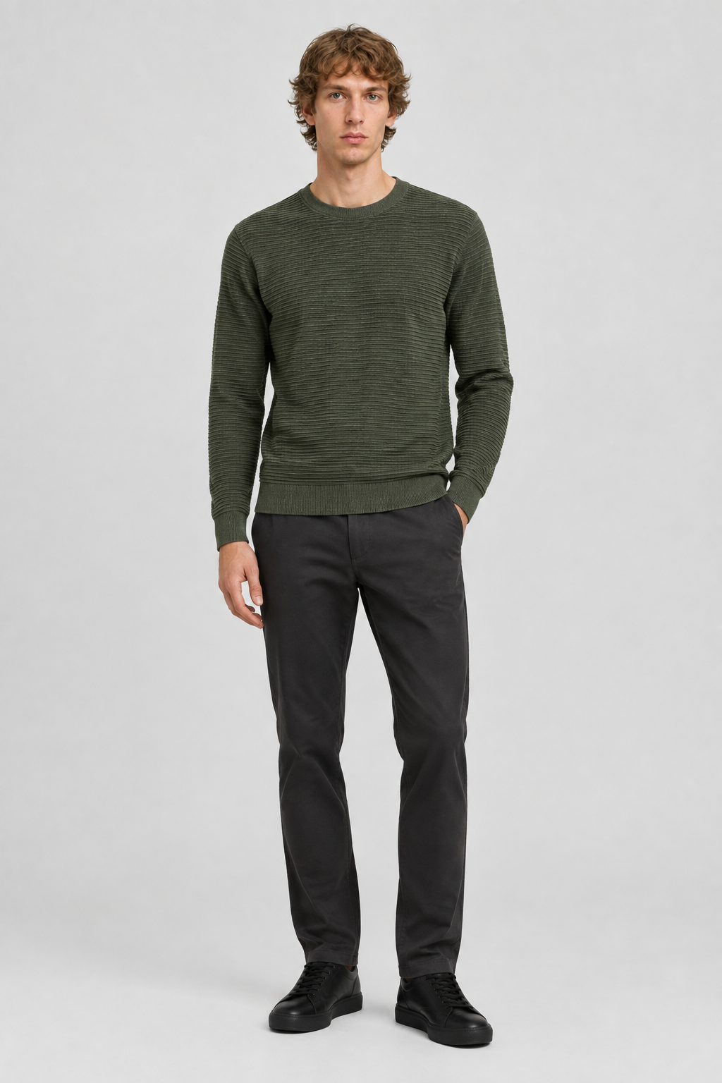 Mannelijk model met de olijfgroene Jack & Jones Gebreide Trui Otto Ronde Hals, volledig van voren gefotografeerd