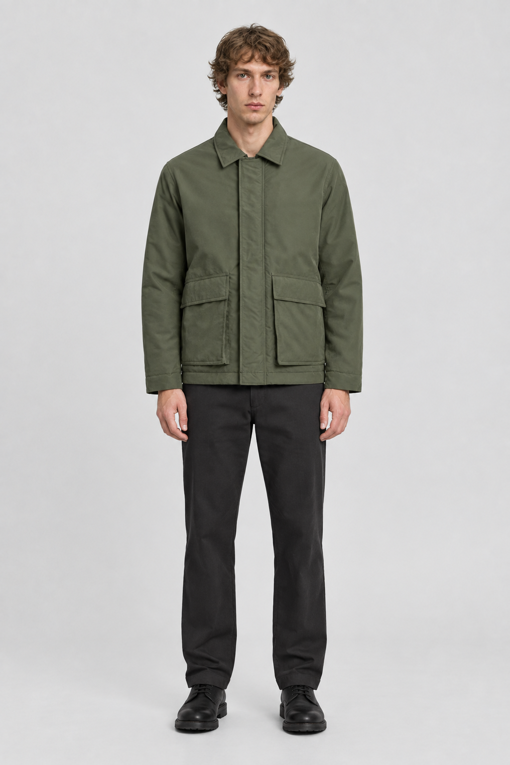Mannelijk model met de olijfgroene Jack & Jones Jas Wayne met klepzakken, volledig van voren gefotografeerd