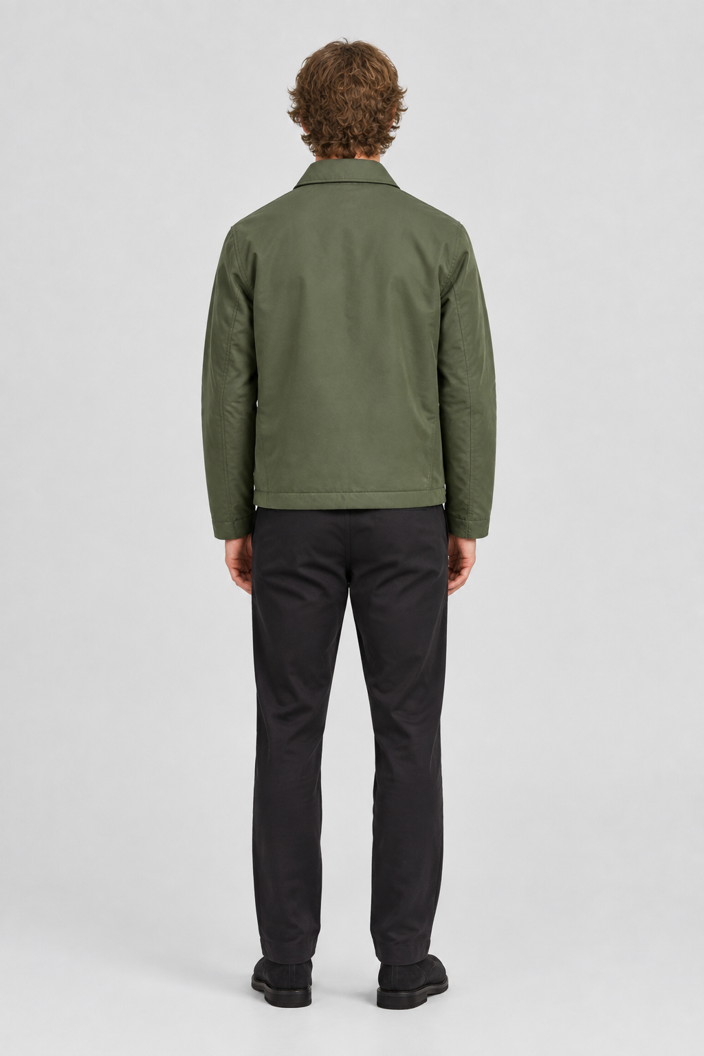 Mannelijk model met de olijfgroene Jack & Jones Jas Wayne, volledig van achteren gefotografeerd