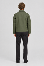 Mannelijk model met de olijfgroene Jack & Jones Jas Wayne, volledig van achteren gefotografeerd