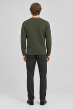 Mannelijk model met de olijfgroene Jack & Jones Trui Otto, volledig van achteren gefotografeerd