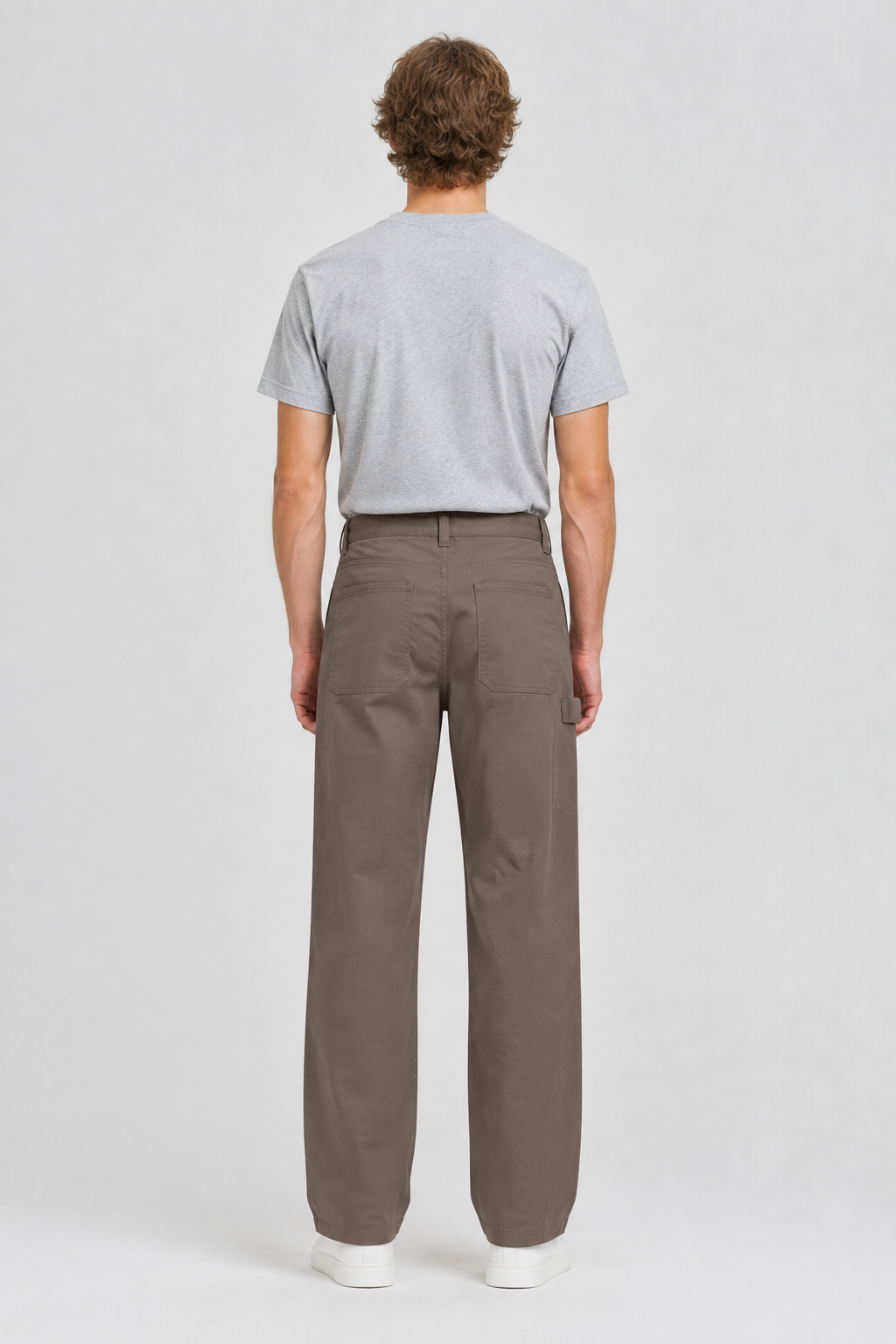Mannelijk model met de taupebruine Only & Sons Carpenter Broek Fade Loose Fit, volledig van achteren gefotografeerd