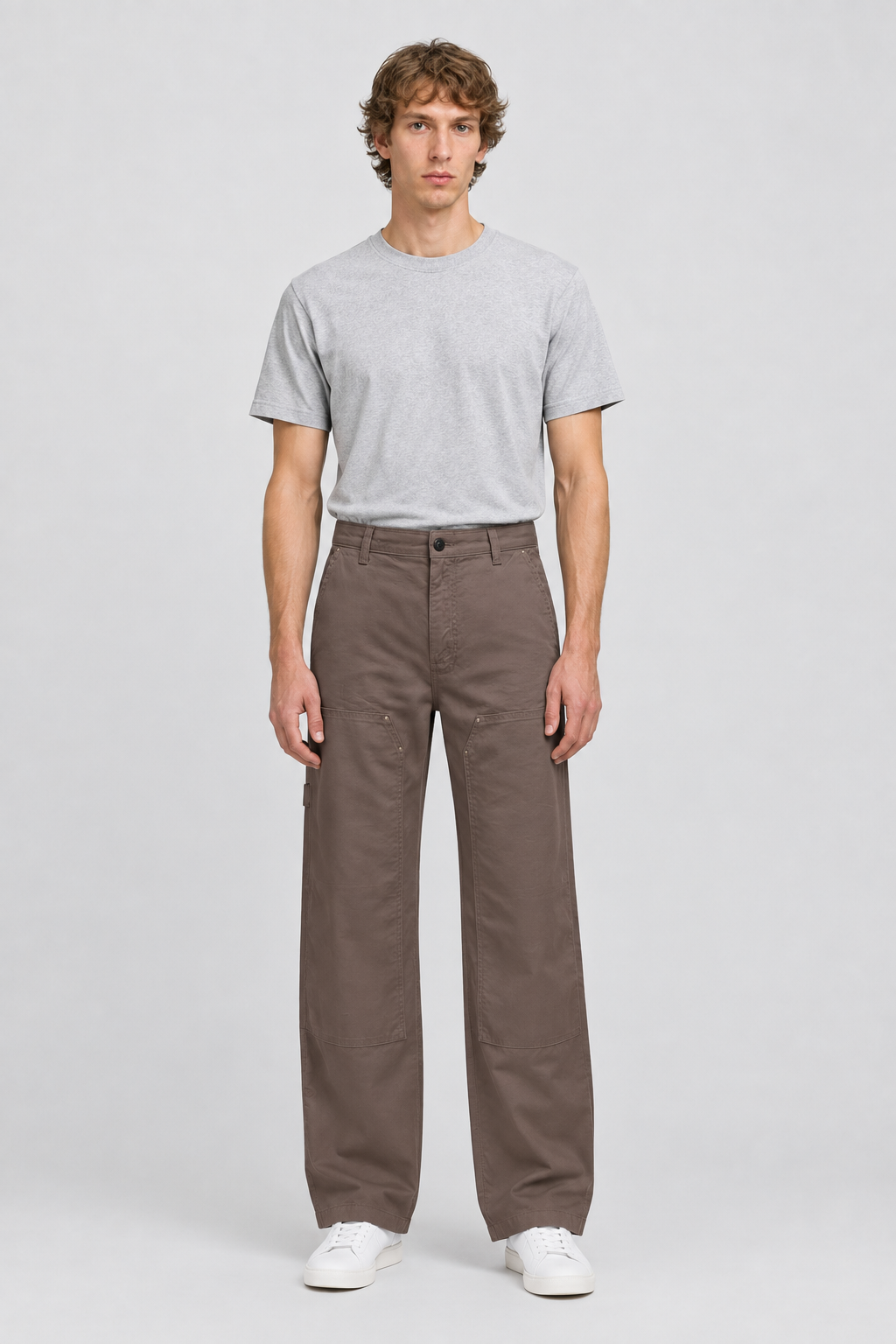 Mannelijk model met de taupebruine Only & Sons Carpenter Broek Fade Loose Fit, volledig van voren gefotografeerd