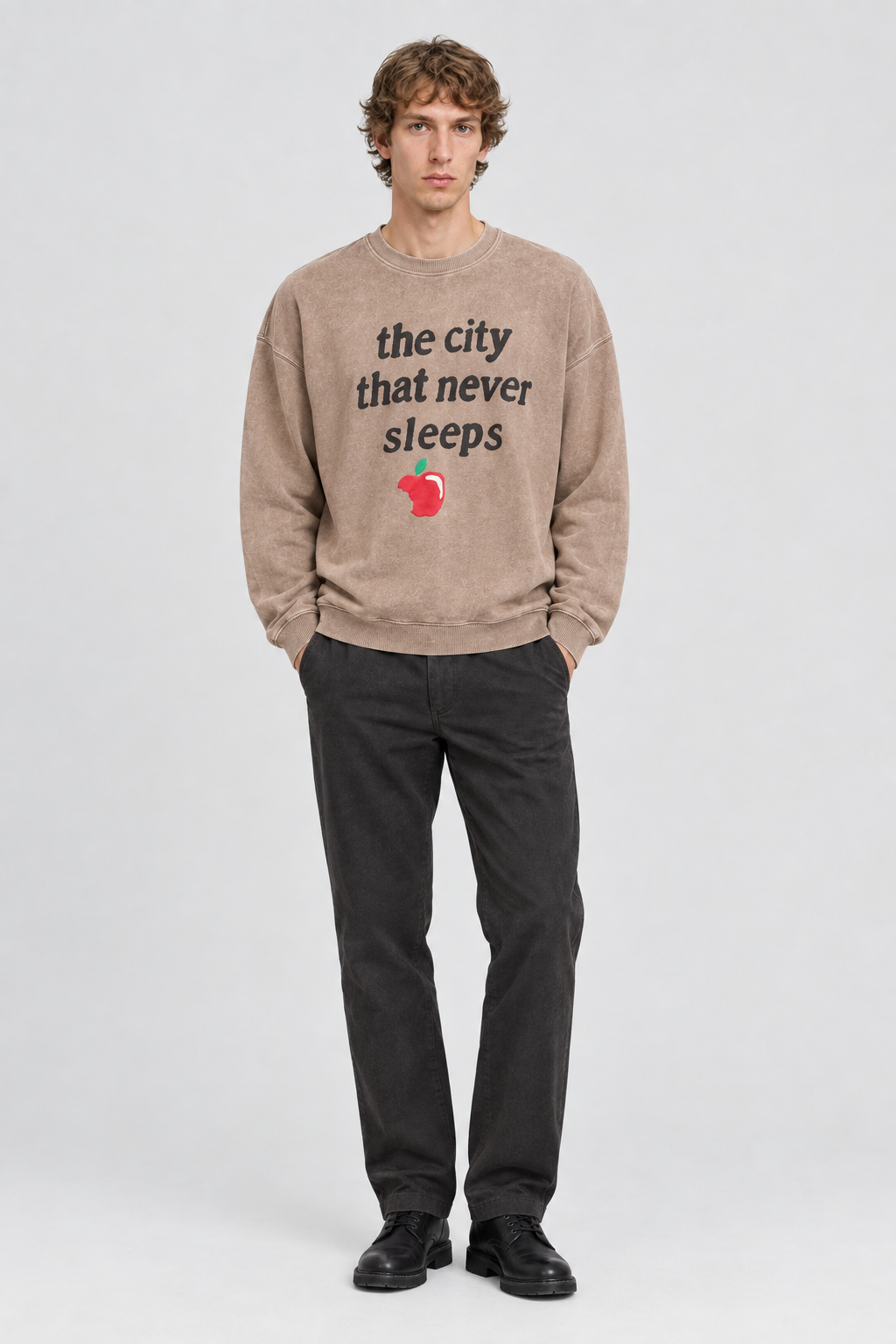 Mannelijk model met de taupekleurige Only & Sons Sweater Raiden met tekstprint en rode appel, volledig van voren gefotografeerd