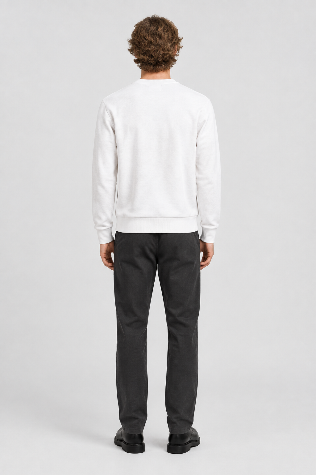 Mannelijk model met de witte Only & Sons Kersttrui Xmas Regular Fit, volledig van achteren gefotografeerd