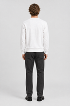 Mannelijk model met de witte Only & Sons Kersttrui Xmas Regular Fit, volledig van achteren gefotografeerd