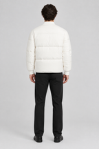 Mannelijk model met de witte Topman Puffer Jas met Baseball Kraag, volledig van achteren gefotografeerd