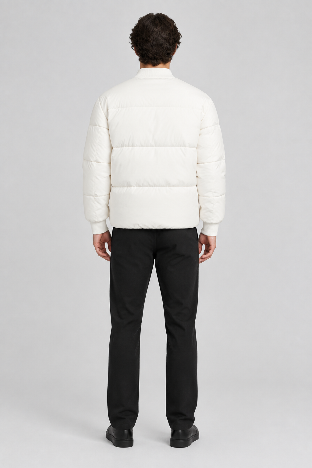 Mannelijk model met de witte Topman Puffer Jas met Baseball Kraag, volledig van achteren gefotografeerd