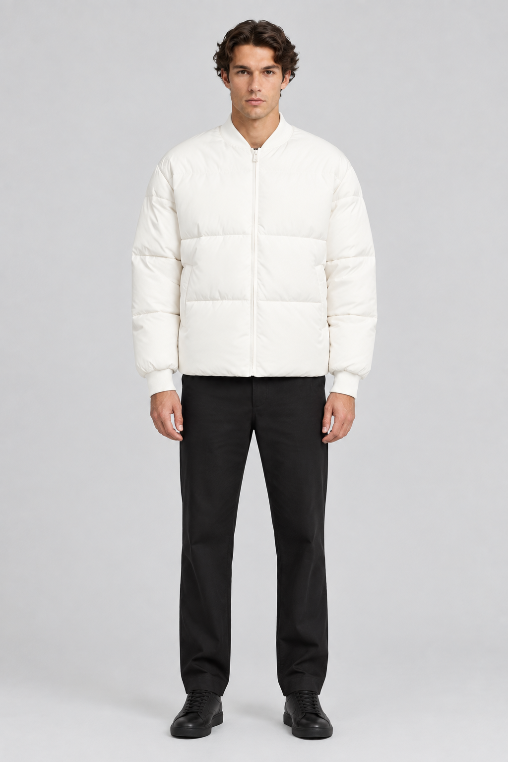 Mannelijk model met de witte Topman Puffer Jas met Baseball Kraag, volledig van voren gefotografeerd