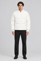 Mannelijk model met de witte Topman Puffer Jas met Baseball Kraag, volledig van voren gefotografeerd