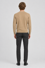 Mannelijk model met de zandkleurige Casual Friday Gebreide Trui Heine, volledig van achteren gefotografeerd