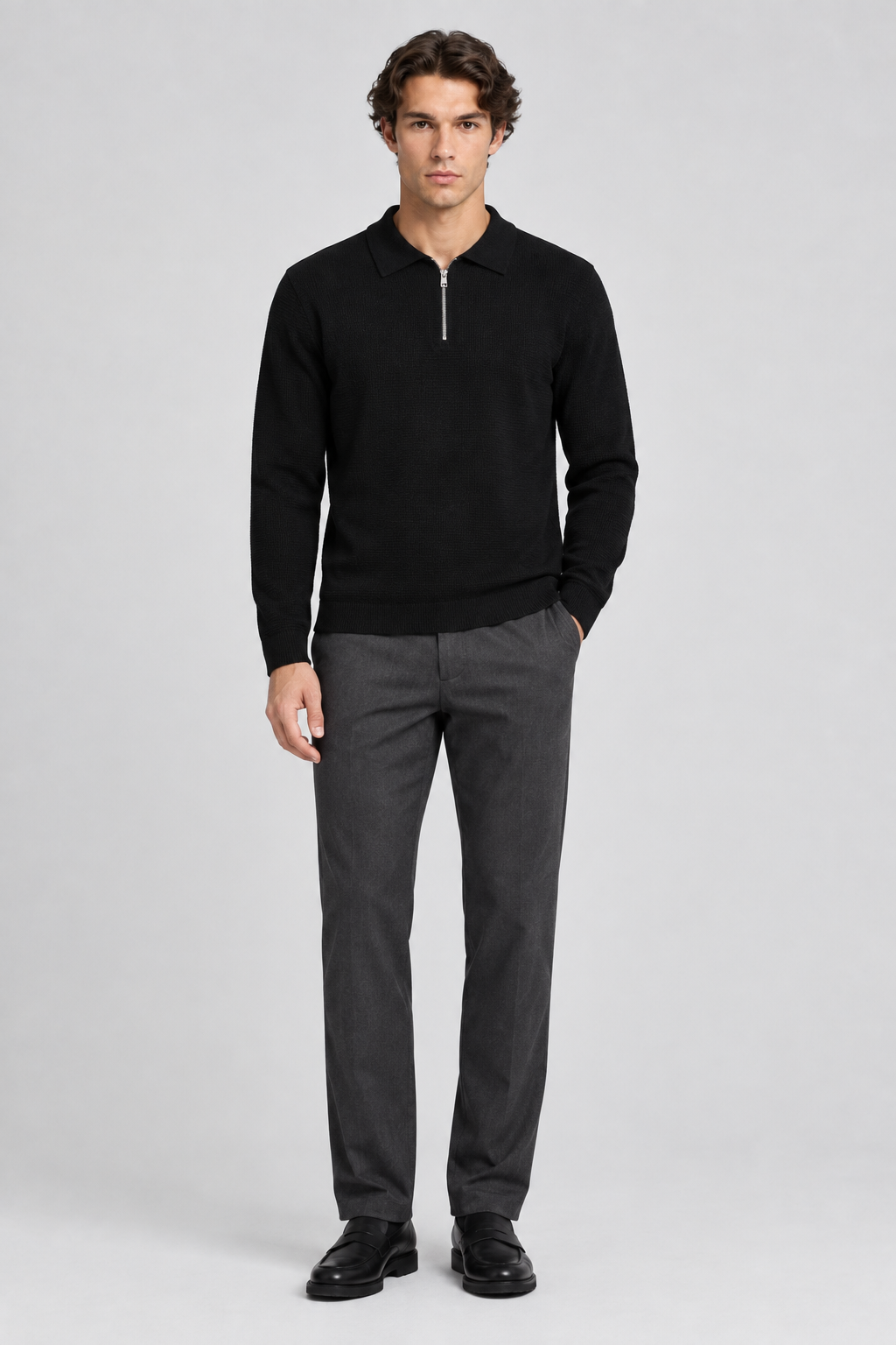 Mannelijk model met de zwarte Jack & Jones Gebreide Polo Milano met Rits, volledig van voren gefotografeerd
