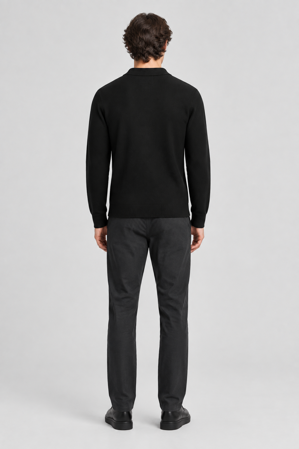 Mannelijk model met de zwarte Jack & Jones Gebreide Polo Milano, volledig van achteren gefotografeerd