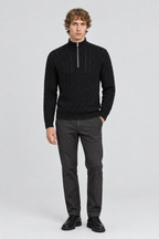 Mannelijk model met de zwarte Only & Sons Half-Zip Trui Leonard Regular Fit, volledig van voren gefotografeerd