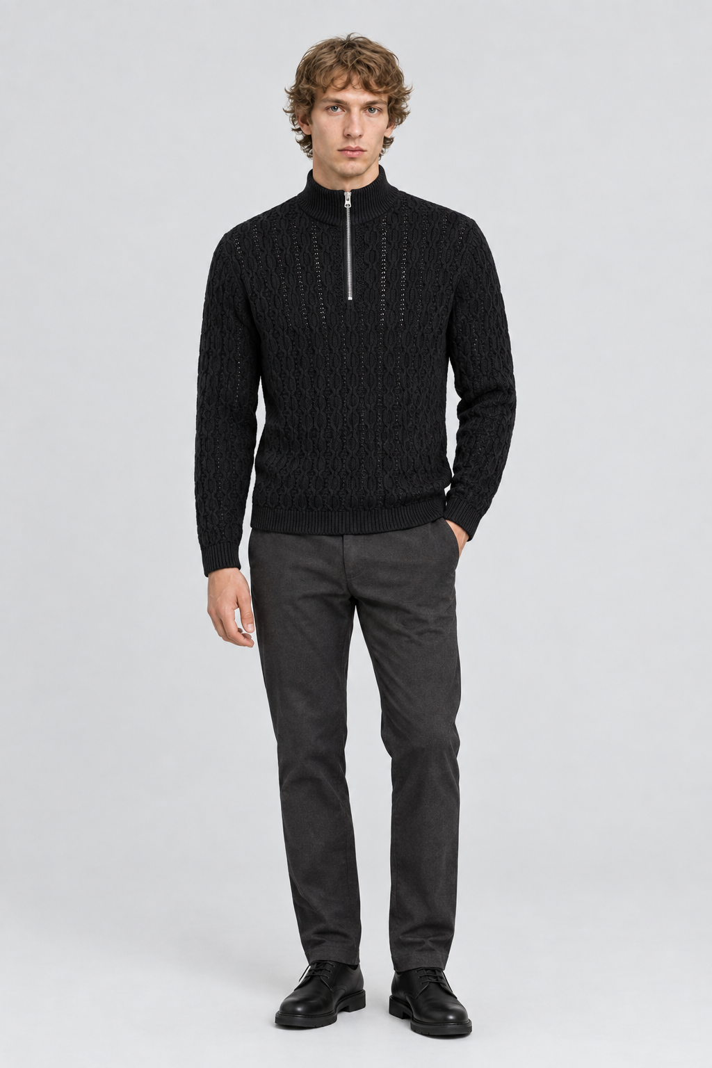 Mannelijk model met de zwarte Only & Sons Half-Zip Trui Leonard Regular Fit, volledig van voren gefotografeerd