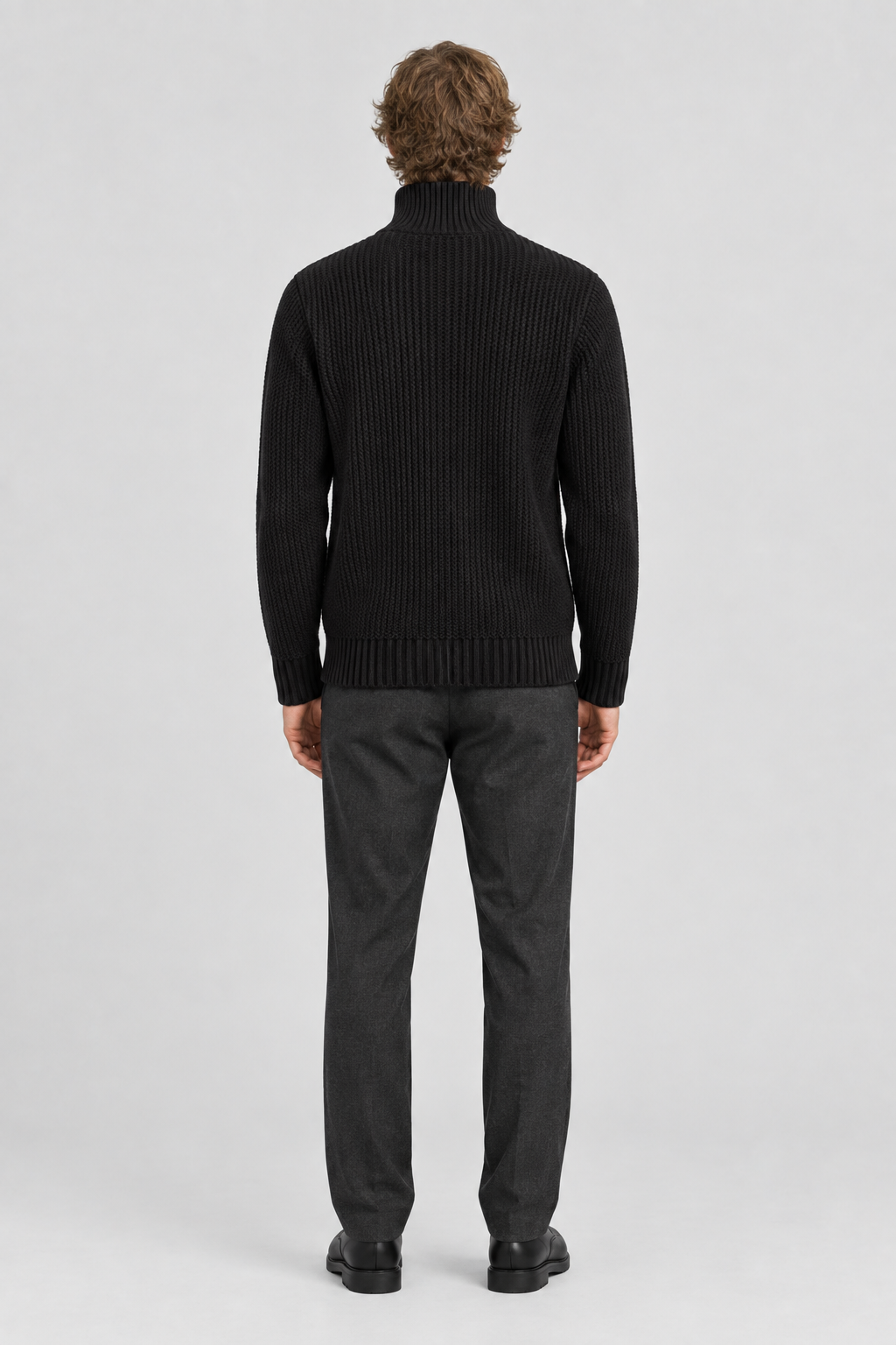 Mannelijk model met de zwarte Trapp Gestructureerde Trui, volledig van achteren gefotografeerd