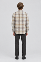 Mannelijk model met het beige-grijze Selected Homme Geruit Overshirt Hank Regular Fit, volledig van achteren gefotografeerd