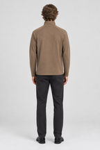 Mannelijk model met het camelbruine Trapp Sweatshirt Henrik, volledig van achteren gefotografeerd