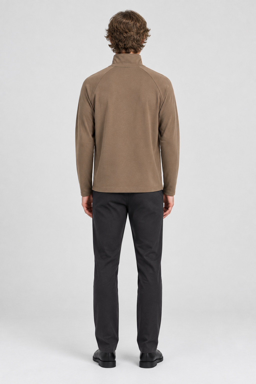 Mannelijk model met het camelbruine Trapp Sweatshirt Henrik, volledig van achteren gefotografeerd