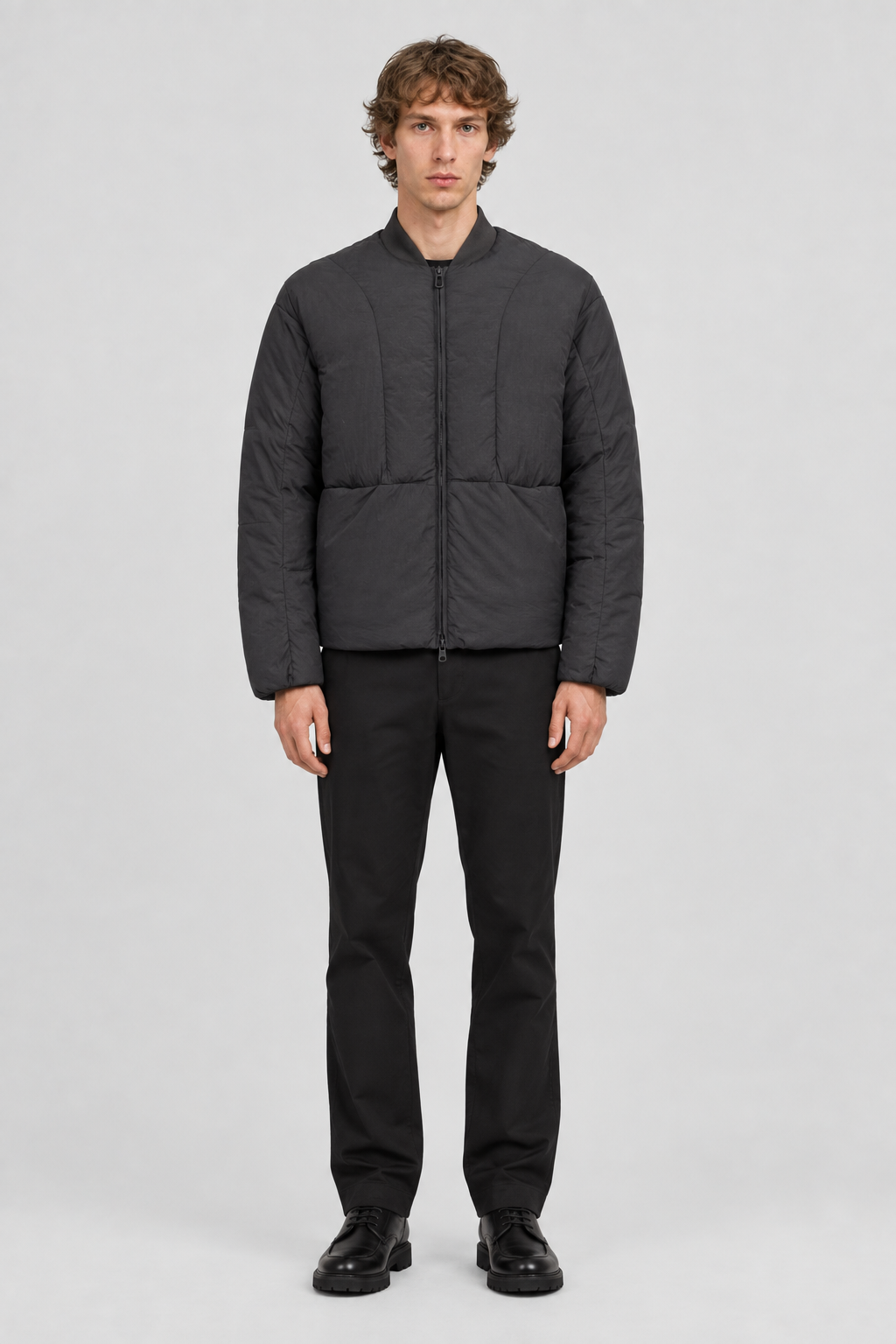 Mannelijk model met het donkergrijze Only & Sons Puffer Bomberjack Jeremy, volledig van voren gefotografeerd