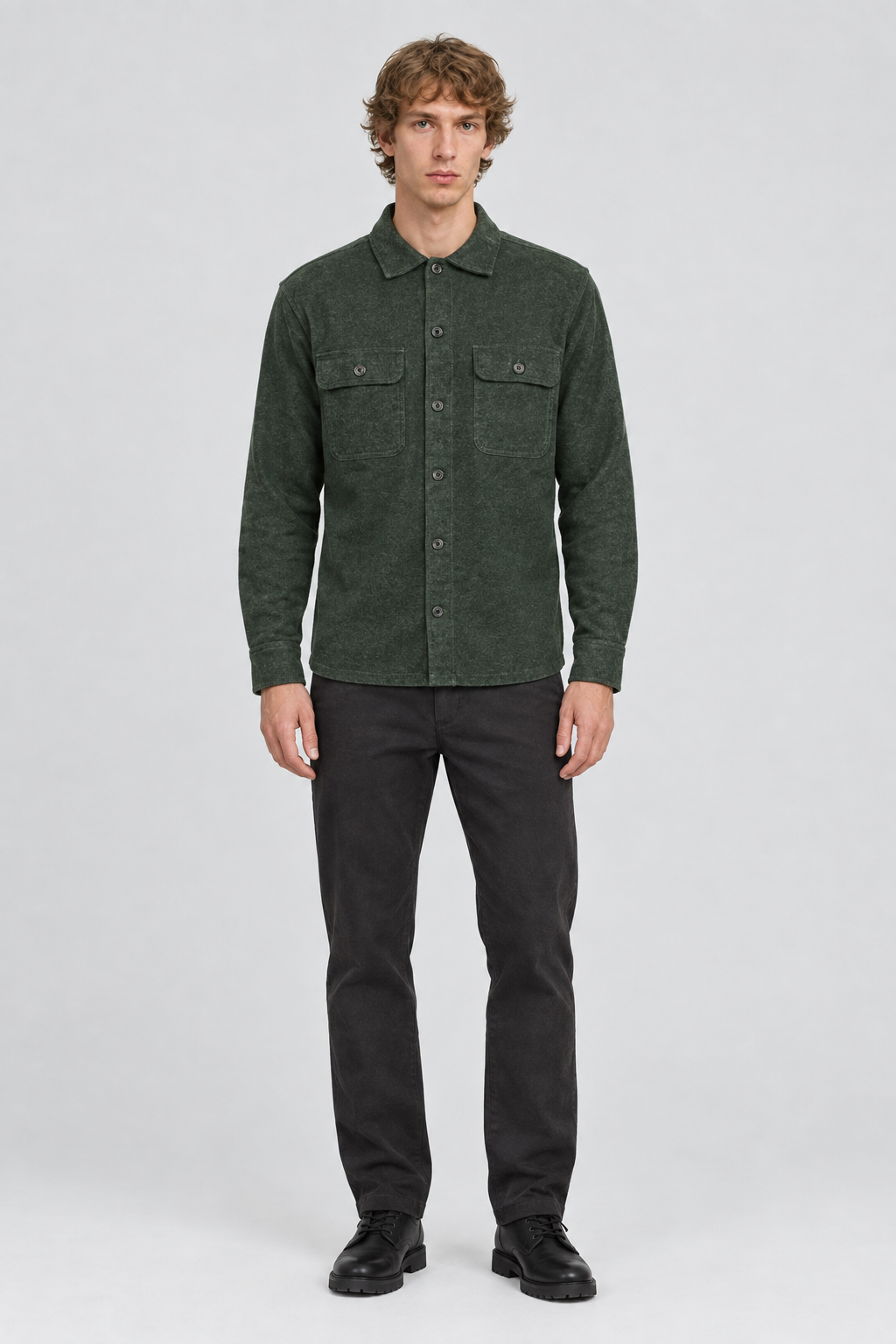 Mannelijk model met het donkergroene Jack & Jones Overshirt Echarge Lange Mouwen met borstzakken, volledig van voren gefotografeerd