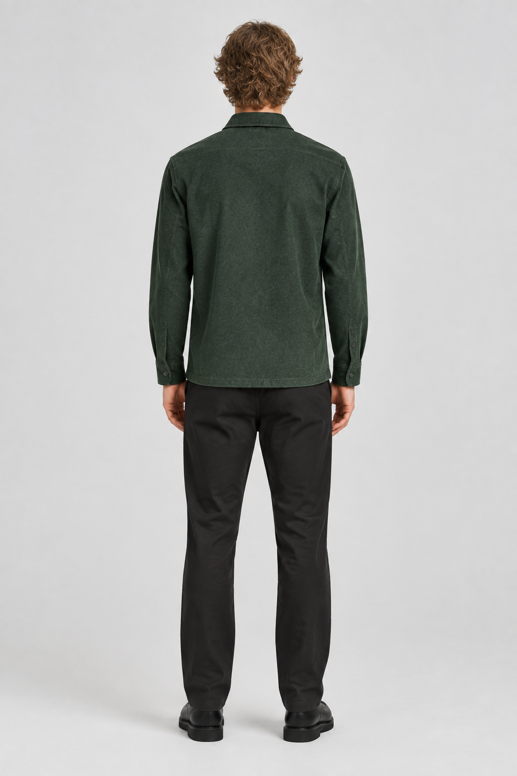 Mannelijk model met het donkergroene Jack & Jones Overshirt Echarge, volledig van achteren gefotografeerd