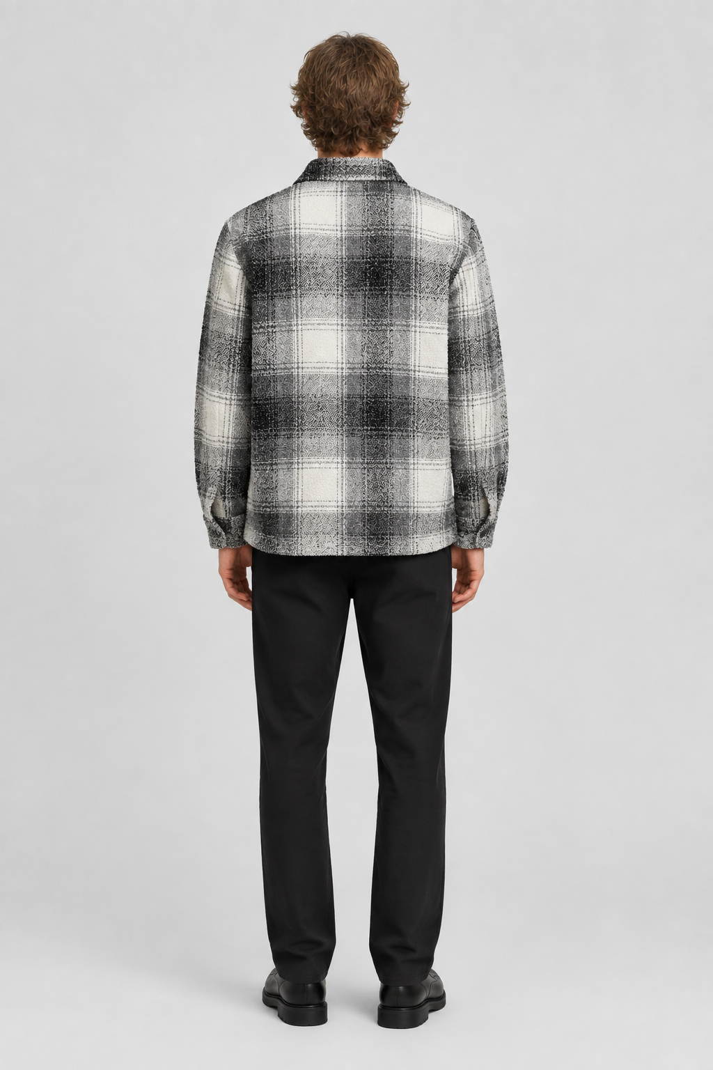 Mannelijk model met het geruite Jack & Jones Bouclé Overshirt Cover, volledig van achteren gefotografeerd