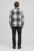 Mannelijk model met het geruite Jack & Jones Bouclé Overshirt Cover, volledig van achteren gefotografeerd