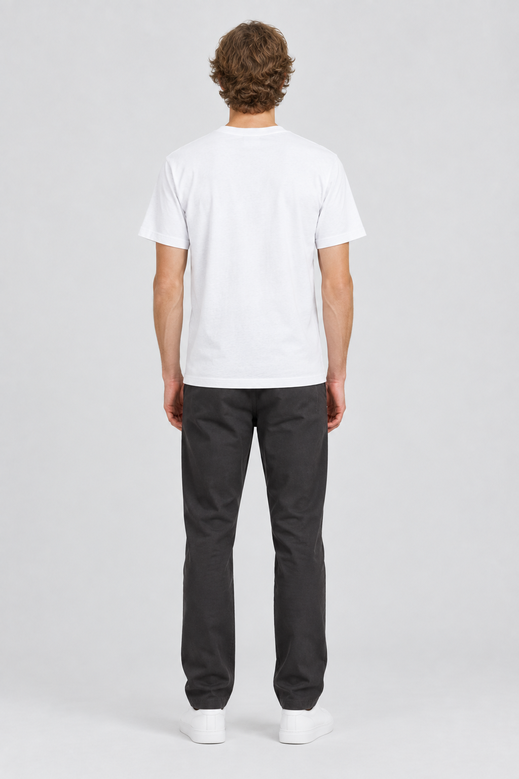 Mannelijk model met het witte Wemoto T-shirt Bruce Vase Tee, volledig van achteren gefotografeerd
