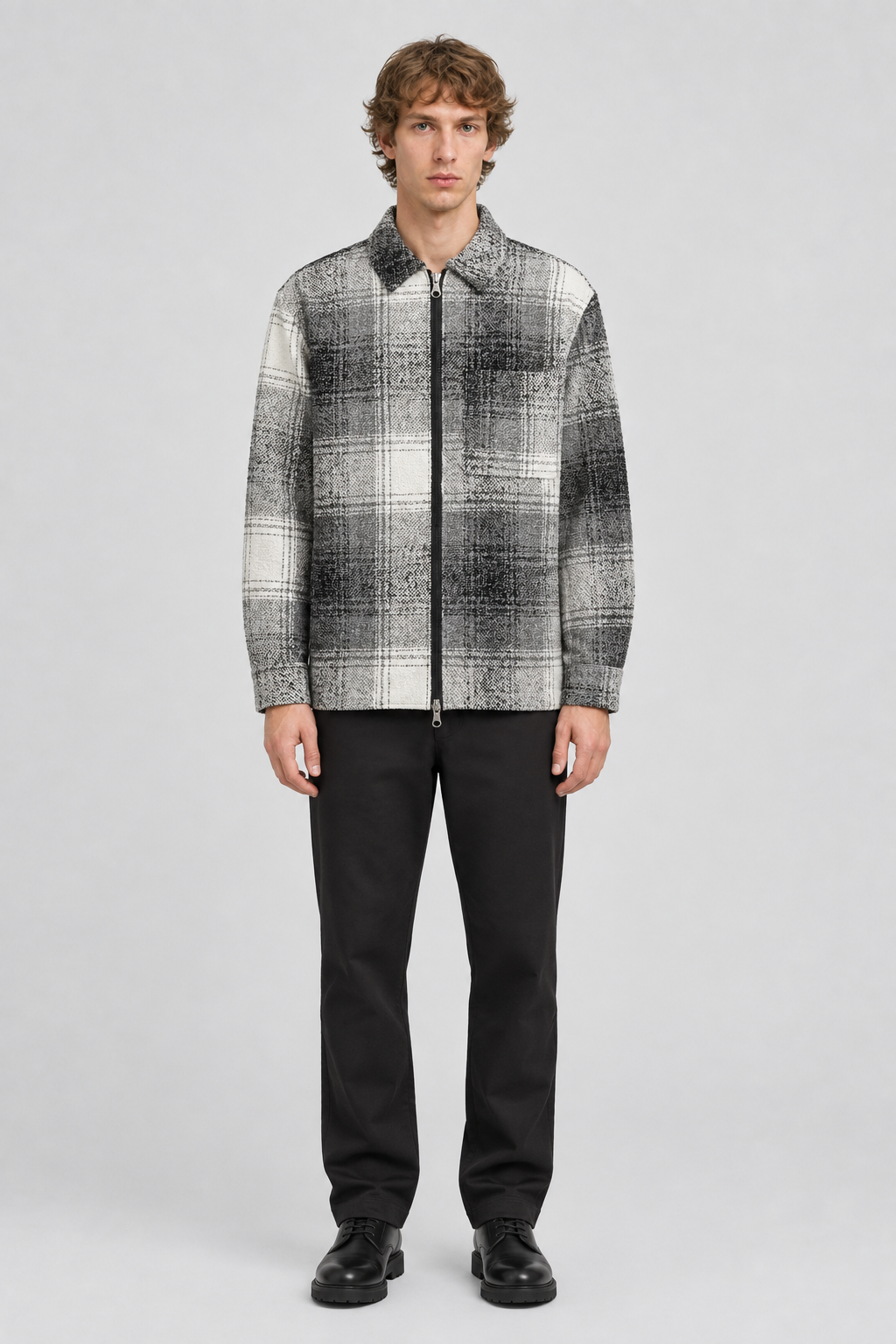 Mannelijk model met het zwart-wit-grijze Jack & Jones Bouclé Overshirt Cover met Rits, volledig van voren gefotografeerd