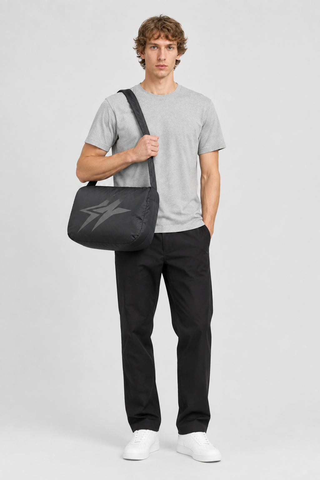Milan 1 met de zwarte Jack & Jones Gymtas Jaccnz over één schouder, van voren gefotografeerd