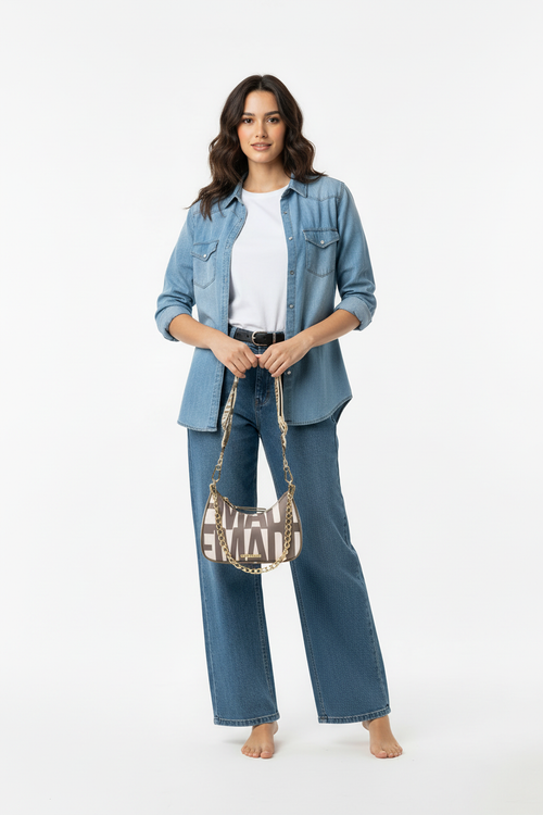 Model met tas, overzichtsfoto