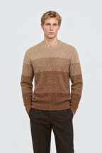 Vooraanzicht van een mannelijk model met de beige-bruine geribbelde Dan Fox Apparel Trui Elia