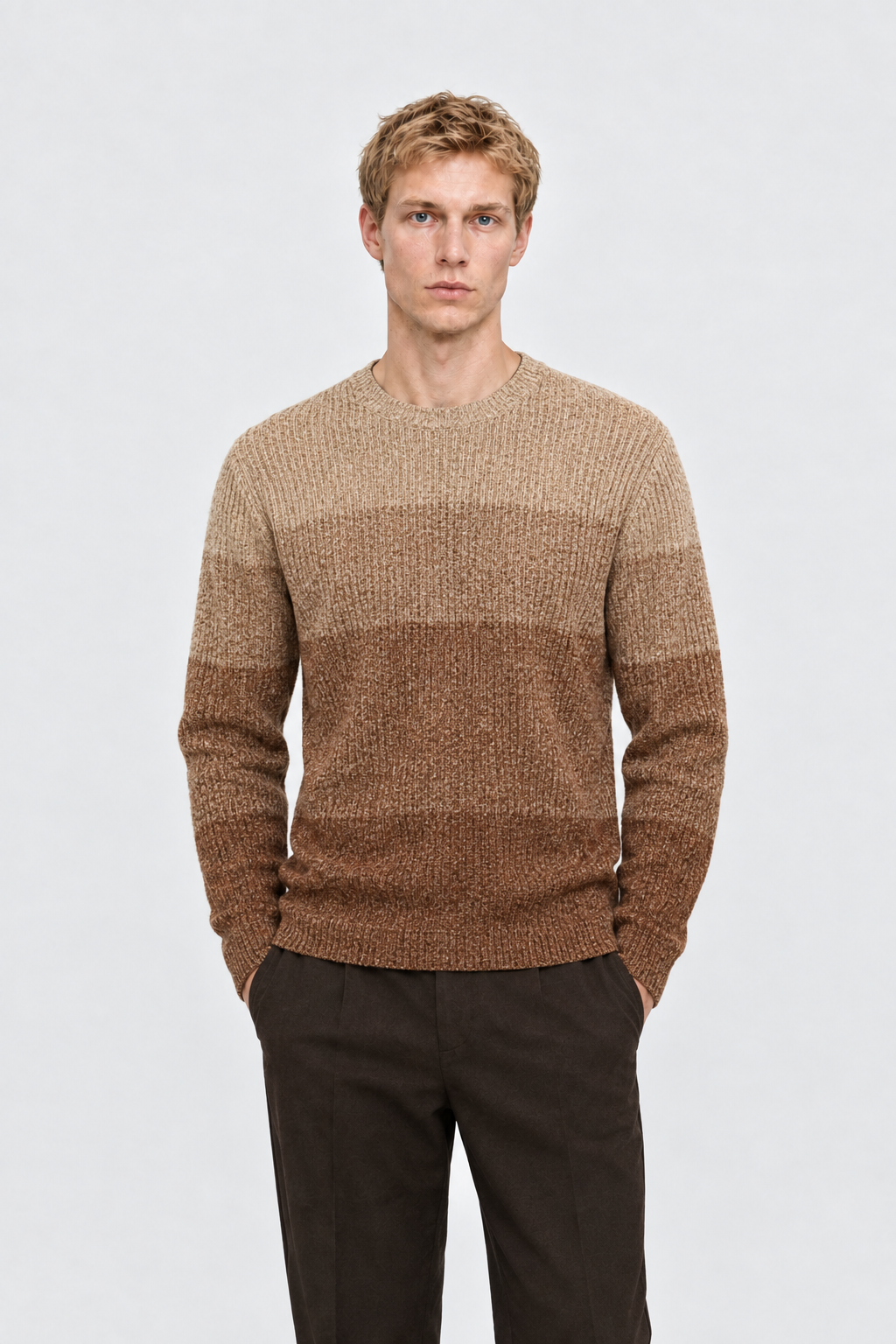 Vooraanzicht van een mannelijk model met de beige-bruine geribbelde Dan Fox Apparel Trui Elia