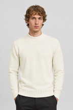 Vooraanzicht van een mannelijk model met de crèmekleurige Dan Fox Apparel Trui Neo met geribbelde zoom