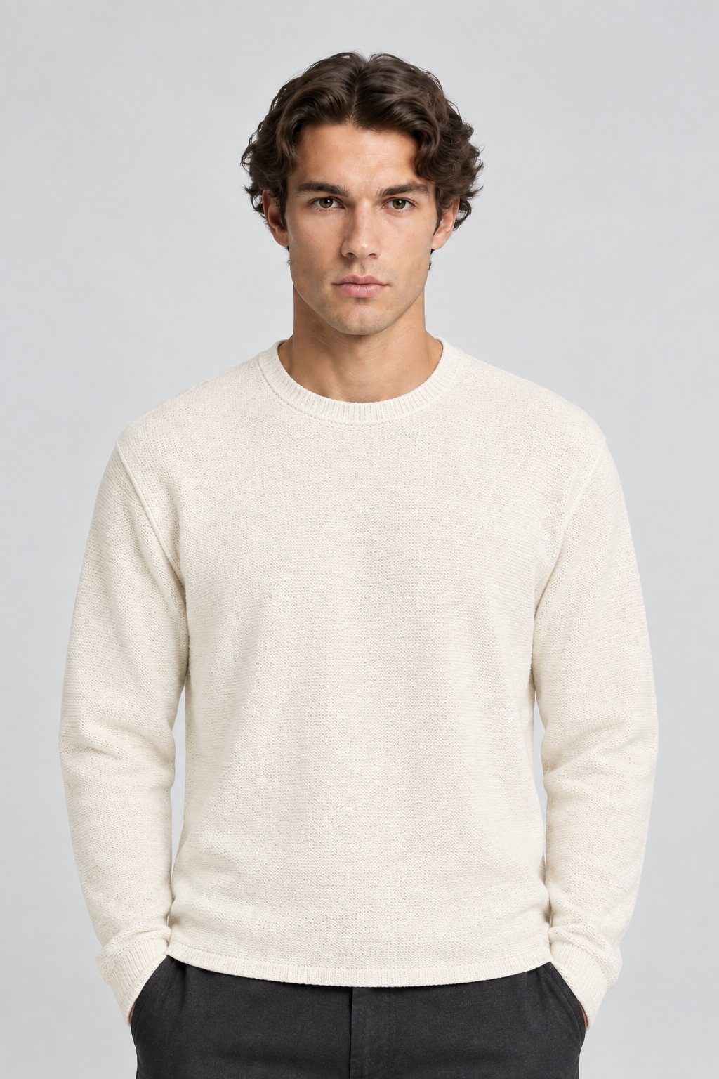 Vooraanzicht van een mannelijk model met de crèmekleurige Tom Tailor Denim gebreide trui met ronde hals en relaxed fit