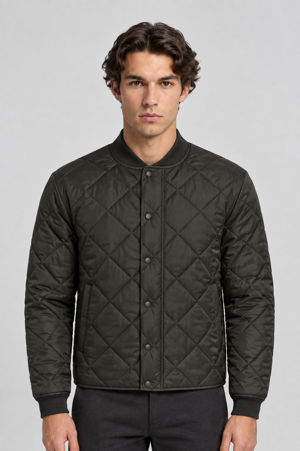 Vooraanzicht van een mannelijk model met de Dan Fox Apparel Jas Emilian met ruitvormige stiksels en drukknopen